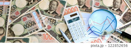 グラフと紙幣と虫メガネ　バナー素材　円安　円高　最安値　最高値 122852656