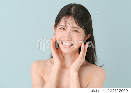 肌をチェックする女性 肌をチェックする女性 122852669
