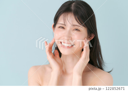 肌をチェックする女性 肌をチェックする女性 122852671