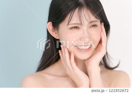 肌をチェックする女性 肌をチェックする女性 122852672