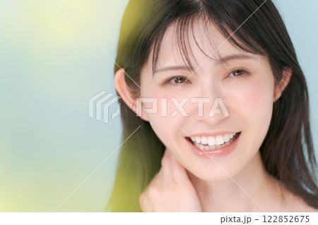 肌をチェックする女性 肌をチェックする女性 122852675
