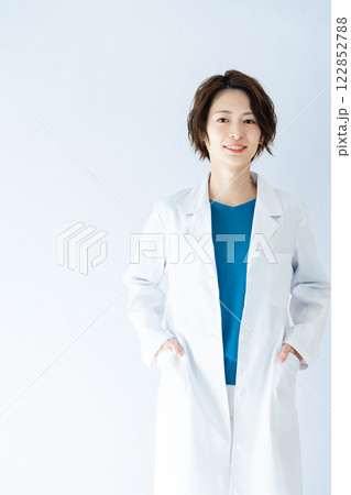 白衣を着た女性 白衣を着た女性 122852788