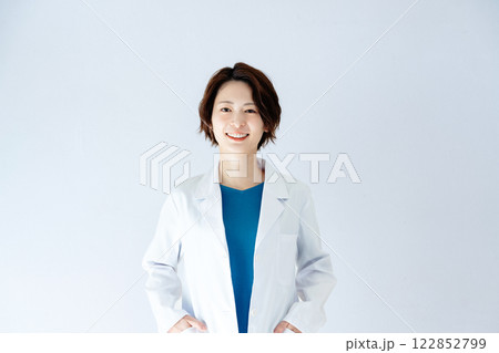 白衣を着た女性 白衣を着た女性 122852799