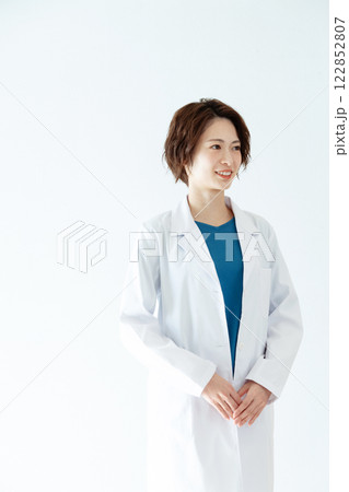 白衣を着た女性 122852807