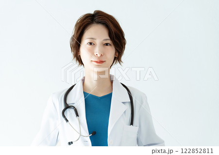 白衣を着た女性 122852811