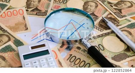 グラフと紙幣と虫メガネ バナー素材 円安 円高 最安値 最高値 アスペクト比 2:1 グラフと紙幣と虫メガネ バナー素材 円安 円高 最安値 最高値 アスペクト比 2:1 122852864