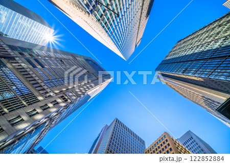 日本の東京都市景観希望の光…大手町駅前交差点の大手町野村ビルや丸の内永楽ビルなどを望む＝2月8日 122852884