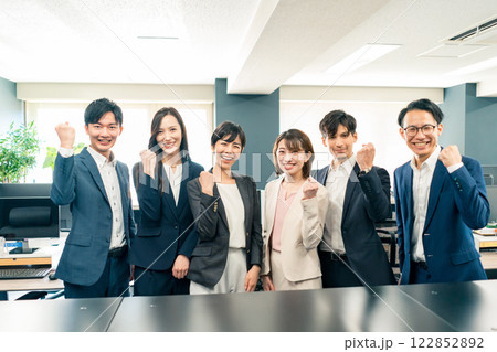 会社の同僚 122852892