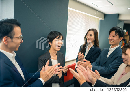 みんなに拍手される働く女性 122852893