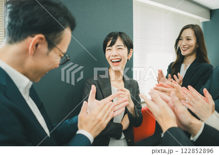 みんなに拍手される働く女性 122852896