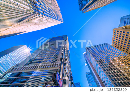 日本の東京都市景観希望の光…大手町駅前交差点の大手町野村ビルや大手町タワーなどビル群を望む＝2月8日 122852899