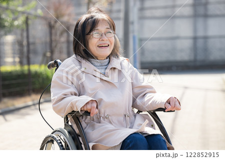 笑顔の車椅子に乗る高齢者 笑顔の車椅子に乗る高齢者 122852915