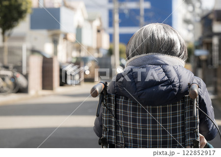 車椅子にのる笑顔の高齢者のイメージ　顔無しの後ろ姿 122852917