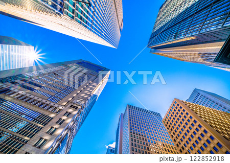 日本の東京都市景観希望の光…大手町駅前交差点の大手町野村ビルや大手町タワーなど、摩天楼を望む＝2月 122852918