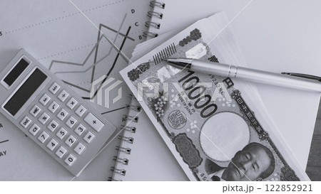 モノクロ グラフと紙幣 バナー素材 円安 不景気 最安値 経済 アスペクト比 16:9 モノクロ グラフと紙幣 バナー素材 円安 不景気 最安値 経済 アスペクト比 16:9 122852921