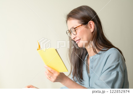 読書を楽しむ眼鏡のシニア女性 読書を楽しむ眼鏡のシニア女性 122852974