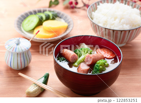 ウインナーとお野菜たっぷりのお味噌汁 （ ポトフ風みそ汁 ） 122853251