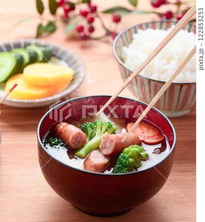 ウインナーとお野菜たっぷりのお味噌汁 ( ポトフ風みそ汁 ) ウインナーとお野菜たっぷりのお味噌汁 ( ポトフ風みそ汁 ) 122853253