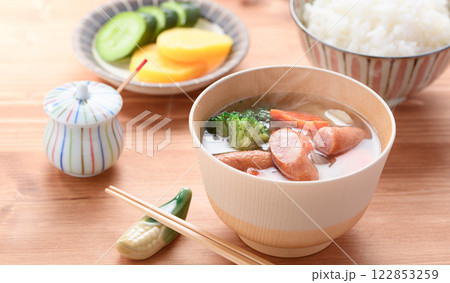 ウインナーとお野菜たっぷりのお味噌汁 （ ポトフ風みそ汁 ） 122853259