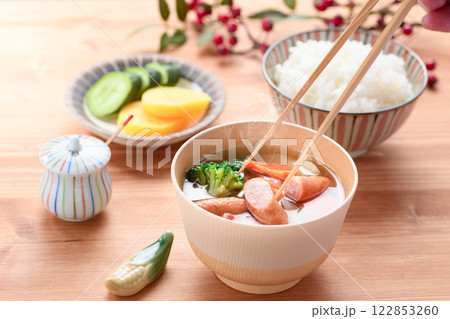 ウインナーとお野菜たっぷりのお味噌汁 （ ポトフ風みそ汁 ） 122853260