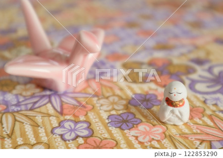 可愛いお地蔵さまと鶴 可愛いお地蔵さまと鶴 122853290