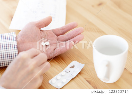 薬を飲む動作　薬を飲む手元　薬服用　 122853714