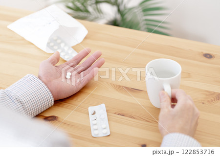 薬を飲む動作 薬を飲む手元 薬服用 薬を飲む動作 薬を飲む手元 薬服用 122853716