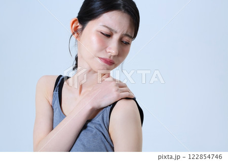 首　肩こりに悩む女性のイメージ 122854746