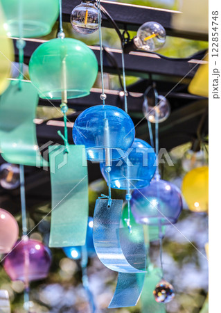吊り下がる沢山のガラスの風鈴 吊り下がる沢山のガラスの風鈴 122854748