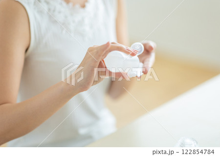 スキンケアをする若い女性の手元 122854784