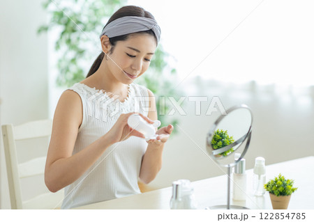 スキンケアをする若い女性 122854785