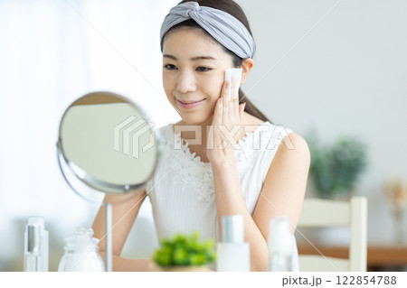 スキンケアをする若い女性 122854788