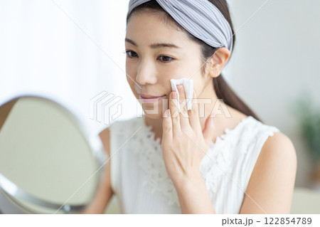 スキンケアをする若い女性 122854789