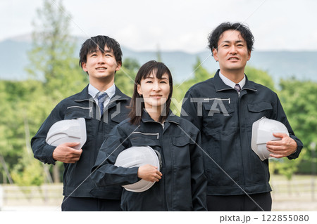 作業着姿の男女の作業員（造園業・土木業・公務員・建設業） 122855080