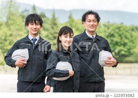 作業着姿の男女の作業員（造園業・土木業・公務員・建設業） 122855082