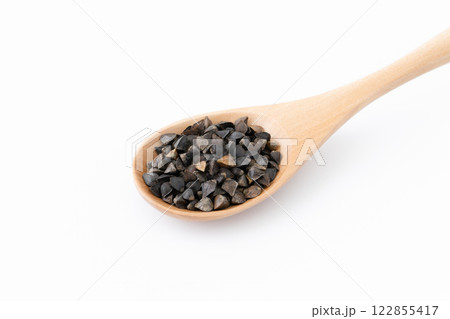 木のスプーンに入った玄そば(殻つきのそばの実) 木のスプーンに入った玄そば(殻つきのそばの実) 122855417