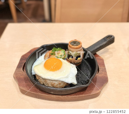 スキレットに載せたハンバーグと目玉焼き スキレットに載せたハンバーグと目玉焼き 122855452