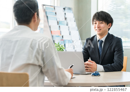 男性客と商談・接客・打ち合わせする若いアジア人ビジネスマン(自動車・保険) 男性客と商談・接客・打ち合わせする若いアジア人ビジネスマン(自動車・保険) 122855467