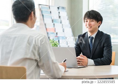 男性客と商談・接客・打ち合わせする若いアジア人ビジネスマン(自動車・保険) 男性客と商談・接客・打ち合わせする若いアジア人ビジネスマン(自動車・保険) 122855585