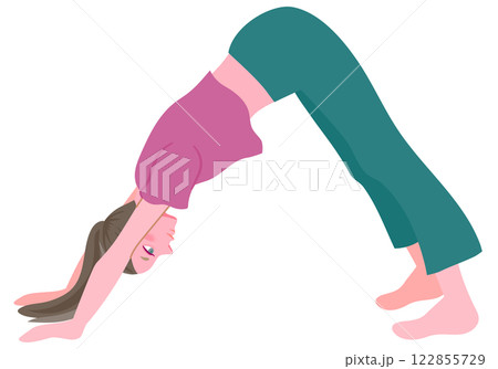 ヨガのダウンドッグのポーズをとる女性 ヨガのダウンドッグのポーズをとる女性 122855729