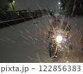雪の新聞配達 122856383