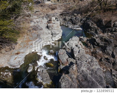 石舟橋から眺める秋川渓谷(瀬音の湯近く) 石舟橋から眺める秋川渓谷(瀬音の湯近く) 122856511