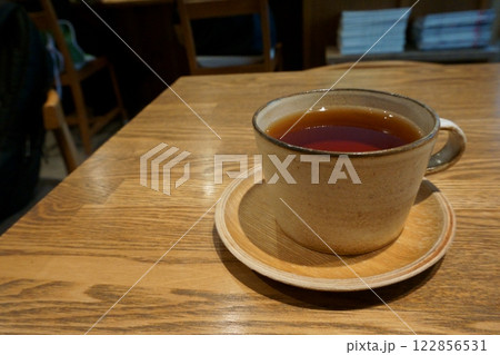 カフェのテーブルに置かれた紅茶 カフェのテーブルに置かれた紅茶 122856531