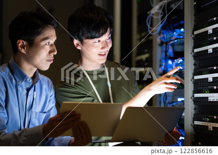 サーバールームでメンテンスをするエンジニアのスタッフ 撮影協力:スカパー東京メディアセンター サーバールームでメンテンスをするエンジニアのスタッフ 撮影協力:スカパー東京メディアセンター 122856616
