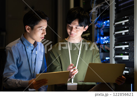サーバールームでメンテンスをするエンジニアのスタッフ　撮影協力:スカパー東京メディアセンター 122856621
