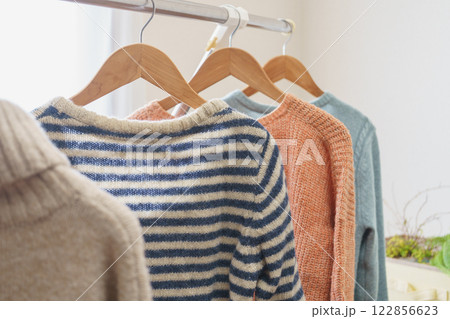 セーターをハンガーで吊るす 122856623