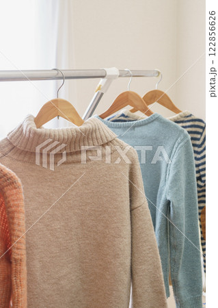 セーターをハンガーで吊るす セーターをハンガーで吊るす 122856626