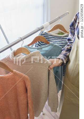 セーターをハンガーで吊るす セーターをハンガーで吊るす 122856629