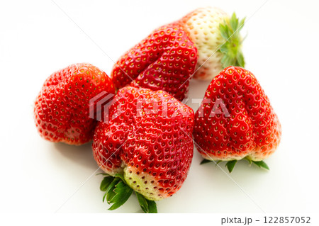 真っ赤な春の新鮮ないちご 真っ赤な春の新鮮ないちご 122857052