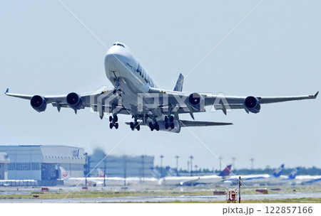 アトラスカーゴB747成田空港離陸上昇 122857166